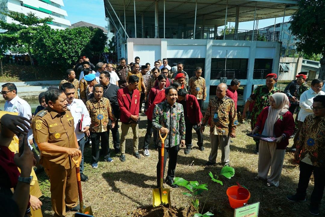 Menteri Kehutanan dan Lingkungan Hidup, Raja Juli Antoni bersama Wagub Bengkulu, Mian menanam pohon di kampus Universitas Muhammadiyah Bengkulu, Senin 4 Agustus 2925.(Foto/Ist)