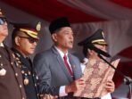 Naskah Proklamasi Pepi Suheri Ketua DPRD Bengkulu Tengah, Fepi Suheri bacakan naskah Proklamasi pada upacara HUT Kemerdekaan RI ke-80 di lapangan Gunung Bukungkuk, Kantor Bupati Bengkulu Tengah, Minggu 17 Agustus 2025.(Foto-foto/Ist)