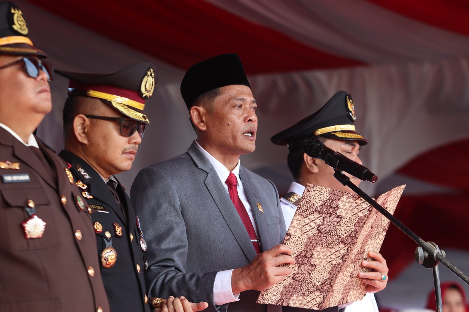 Ketua DPRD Bengkulu Tengah, Fepi Suheri bacakan naskah Proklamasi pada upacara HUT Kemerdekaan RI ke-80 di lapangan Gunung Bukungkuk, Kantor Bupati Bengkulu Tengah, Minggu 17 Agustus 2025.(Foto-foto/Ist)