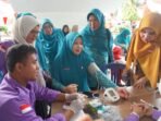 PKK Donir Darah Istri Gubernyr Bengkulu Ketua TP PKK Provinsi Bengkulu, Hj Khairunissa Helmi memeriksa kesehatan disela-sela acara pasar murah sembako, donar darah dan pelayanan kesehatan gratis di halaman kantor TP PKK setempat.(Foto/Ist)