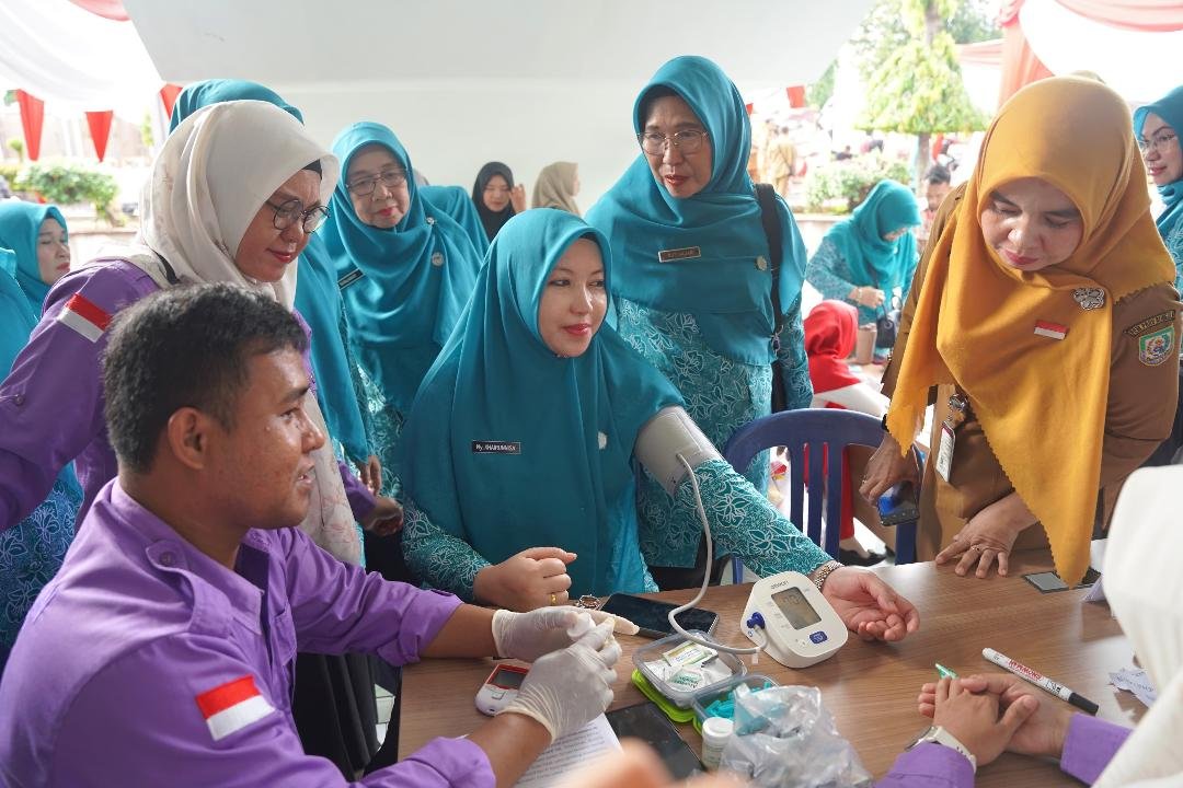 PKK Donir Darah Istri Gubernyr Bengkulu Ketua TP PKK Provinsi Bengkulu, Hj Khairunissa Helmi memeriksa kesehatan disela-sela acara pasar murah sembako, donar darah dan pelayanan kesehatan gratis di halaman kantor TP PKK setempat.(Foto/Ist)
