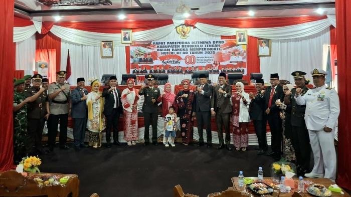 Ketua DPRD Bengkulu Tengah, Fepi Suheri foto bersama Bupati Rachmat Riyanto dan anggota Forkopimda setempat usai rapat paripurna istimewa menyambut HUT Kemerdekaan RI ke-80 tahun 2025 di kantor DPRD Bengkulu Tengah.(Foto/Ist)