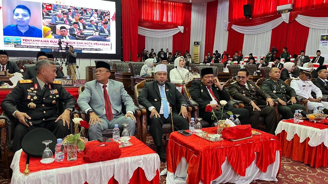 Ketua DPRD Bengkulu, Sumardi, Gubernur dan Wagub, Helmi-Mian dan anggaota Forkopimda Bengkulu menghadiri rapat paripurna DPRD mendengarkan pidato Presiden RI pengantar RUU APBN 2026. Jumat 15 Agutustus 2025.(Foto/Ist)