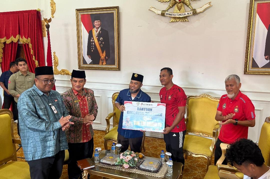 Gubernur Bengkulu, Helmi Hasan disaksikan Pj Sekda Herwan Antoni dan Plt, Dirut Bank Bengkulu, Iswahyudi menyerahkan reward kepada manejer Tri Brata PC atas prestasi di liga 4 tahun 2024/2025.(Foto/Ist)