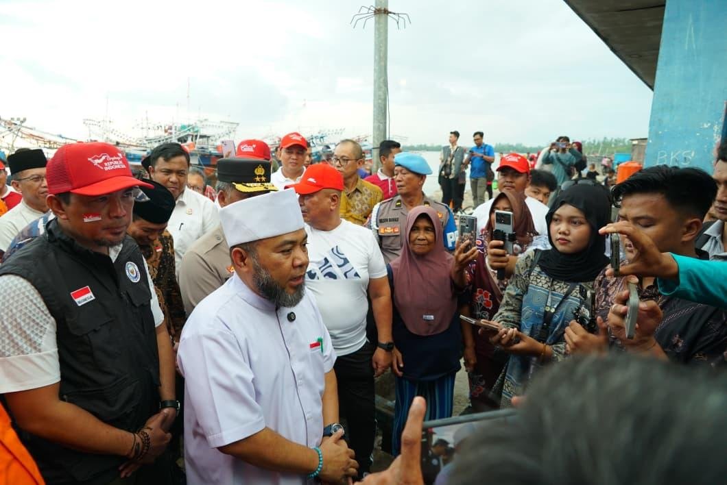 Gubernur Bengkulu, Helmi Hasan bersilaturhmi dengan para nelayan dan keluarga di TPI Pulau Baai, Kota Bengkulu, Kamis 14 Agustus 2925.(Foto/Ist)