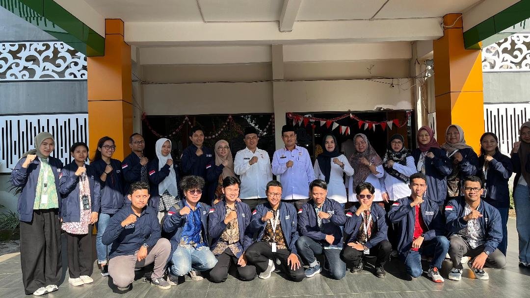 Tim Ekspedisi Patriot Sekdaprov Bengkulu, Herwan Antoni foto bersama saat menerima kedatangan Tim Ekspedisi Patriot. Mahasiswa berasal dari berbagai perguruan tinggi di Tanah Air akan melakukan riset dan pemetaan daerah eks transmigrasi potensial.(Foto/Ist)