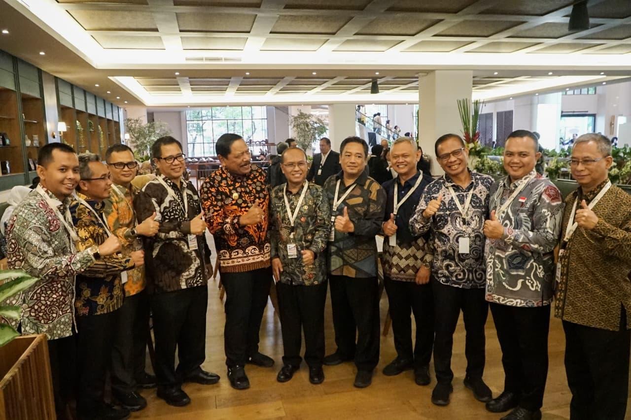Tim Ekspedisi Probowo ke Bengkulu Wagub Bengkulu, Mian foto bersama Tim Ekspedisi Patriot usai acara pelepasan di Jakarta, Minggu 24 Agustus 2025.(Foto/Ist)