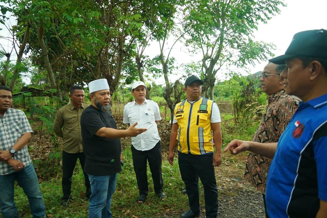 Gubernur Bengkulu, Helmi Hasan meninjau lokasi untuk pembangunan gedung baru di belakang RSU Yunus Bengkulu.(Foto/Ist)
