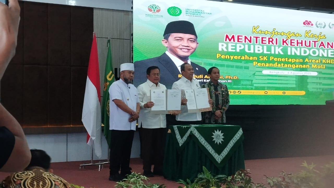 Universitas Muhammadiyah Bengkulu (UMB) menjalin kerja sama dengan Menteri Kehutanan RI dalam pengelolaan hutan tujuan khusus di Bengkulu. MoU dilakukan di Kampus UMB, Senin 4 Agustus 2025.(Foto/Ist)