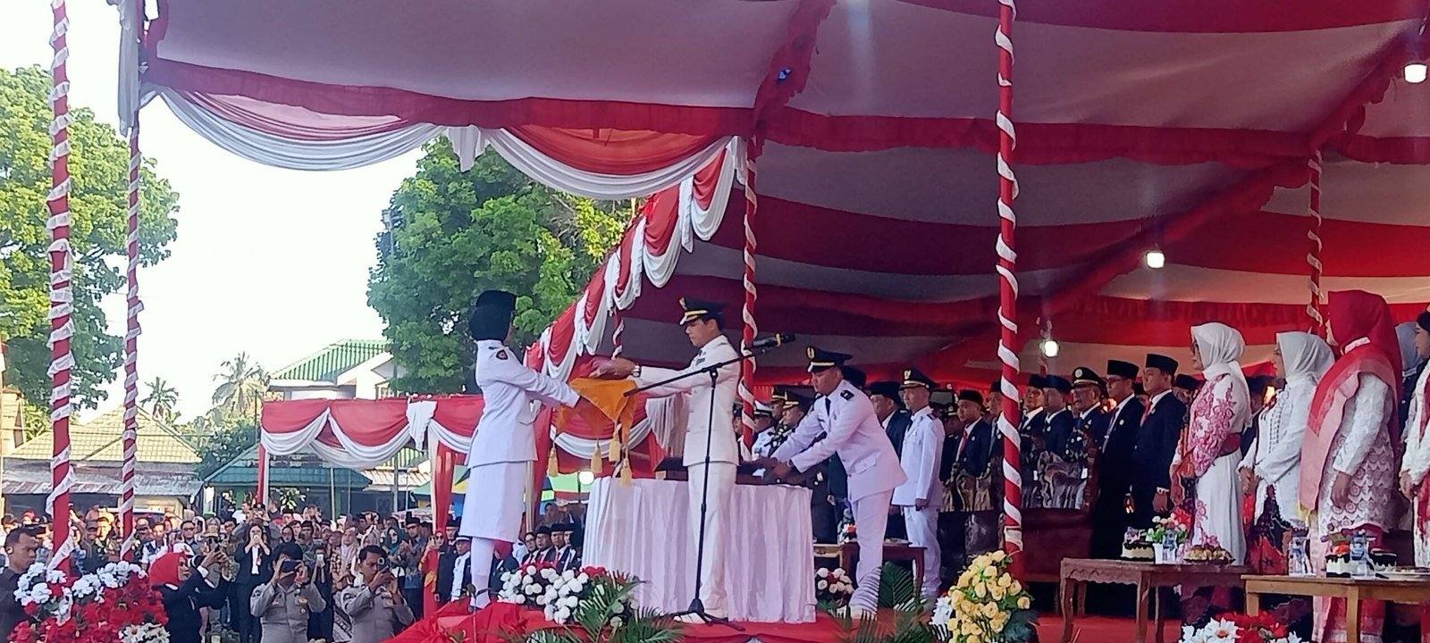 Upacara HUT RI di Kurr Bupati Kaur, Gusril Pausi jadi inspektur upacara HUT Kemerdekaan RI ke-80 tahun 2025 di lapangan Merdeka Bintuhan, Minggu 17 Agustus 2025.(Foto/Ist)