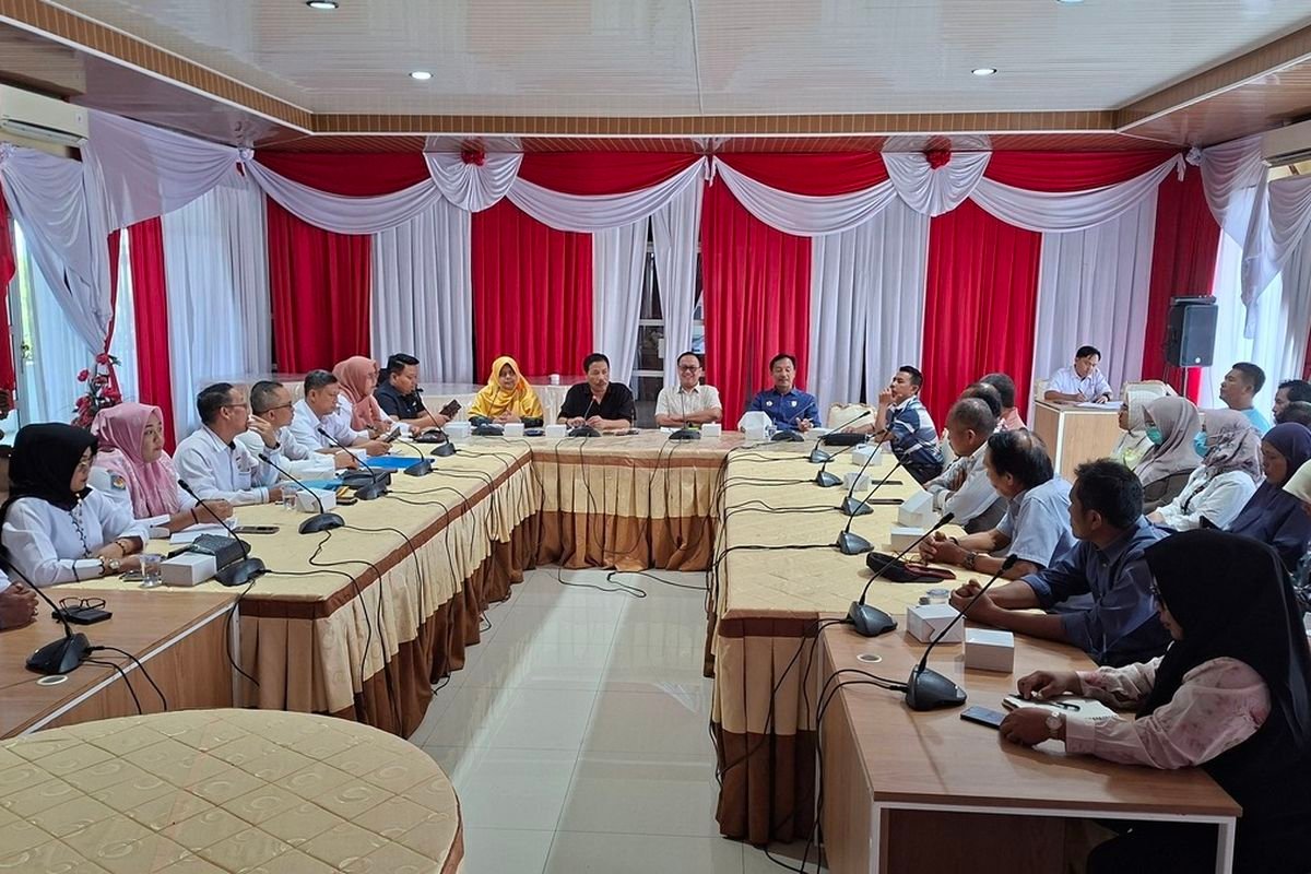 Sejumlah wali murid datangi anggota DPRD Provinsi Bengkulu terkait anak mereka dikeluarkan dari SMAN 5 Kota Bengkulu karena tidak memiliki Dapodik.(Foto/Ist)