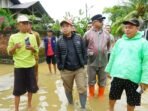 Wali Tinjau Banjir Wali Kota Bengkulu, Dedy Wahyudi didampingi beberapa pejabat Pemkot Bengkulu meninjau salah korban banjit disalah satu kelurahan di Kota Bengkulu, Senin 11 Agustus 2025.(Foto/Ist)