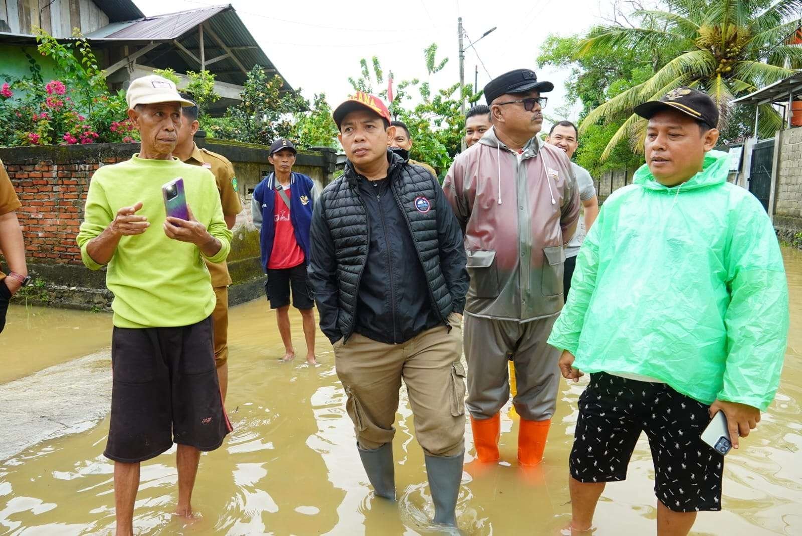 Wali Kota Bengkulu, Dedy Wahyudi didampingi beberapa pejabat Pemkot Bengkulu meninjau salah korban banjit disalah satu kelurahan di Kota Bengkulu, Senin 11 Agustus 2025.(Foto/Ist)