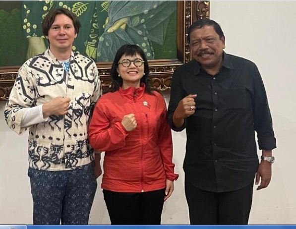 Wamen Diktisaintek, Stella (tengah) bersama Wagub Bengkulu, Mian (kanan) ketika berkunjung ke rumah dinas gubernur Balai Raya Semarak Bengkulu, Rabu 20 Agustus 2025.(Foto/Ist)