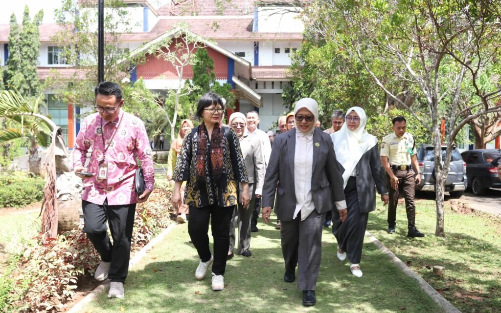 Wamen Diktisaintek, Stella di Unib Wakil Menteri Diktisaintek Prof Stella didampingi Rektor Unib, Retno Agustina Ekaputri saat berkunjung ke Universitas Bengkulu.(Foto/Humas Unib)