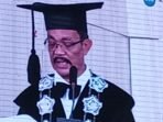 Guru Besar Prof Psnji Prof Panji Suminar saat menyampaikan orasi pada acara pengukuhan dirinya sebagai guru besar Universitas Bengkulu (Unib), Selasa 30 September 2025.(Foto HB/Usmin)