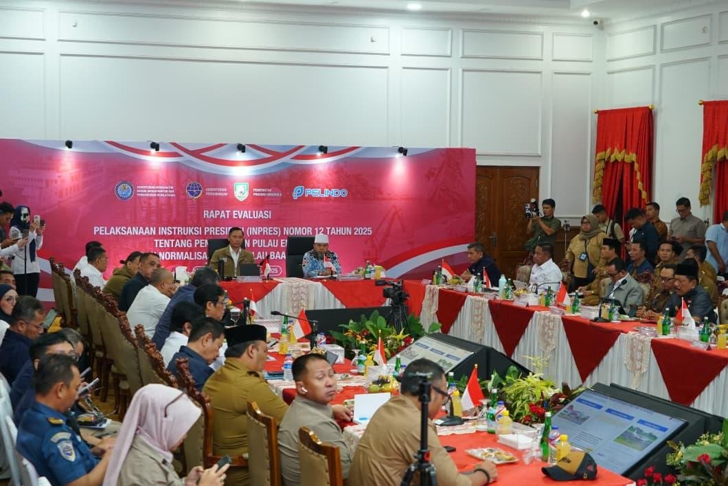 Menteri Koordinator Bidang Infrastruktur dan Pembangunan Kewilayahan, Agus Harimurti Yudhoyono (AHY) didampingi Gubernur Bengkulu, Helmi Hasan bahas terkait pengerukan pelabuhan Pulau Baai dan Enggano terkait Inpres No 12 Tahun 2025, di Balai Raya Bengkulu, Selasa 16 September 2025.(Foto/Ist)
