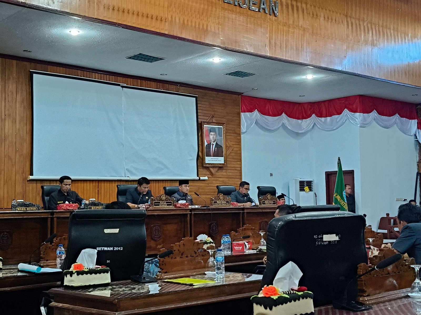 APBDP Pemkab Kaur Bupati Kaur, Gusril Pausi (pilingk kiri) menghadiri pembahasan APBD-P tahun 2025 bersama DPRD setempat.(Foto/Ist)