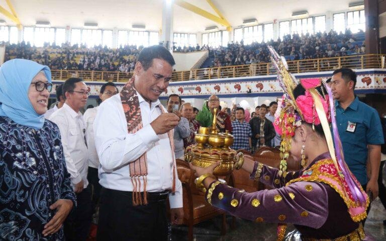 Menteri Pertanian Amran Sulaiman didampingi Rektor Unib, Retno Agustina Ekaputri disambut tari sekapur sirih ketika berkunjung ke kampus Unib untuk memberikan kuliah umum dihadapan ribuan mahasiswa Universitas Bengkulu, Rabu 17 September 2025.(Foto-foto/Humas Unib)