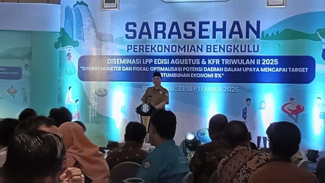 Asisten I Pemprov Bengkulu, Raden Ahmad Deny membuka Sarasehan Perekonomian Bengkulu, dengan menampilkan tiga pembicara, yakni Kepala BI Perwakilan Bengkulu, Kepala DJPb Bengkulu serta Deputi Kemenko Perekonomian, Selasa 23 September 2025.(Foto HB/Usmin)