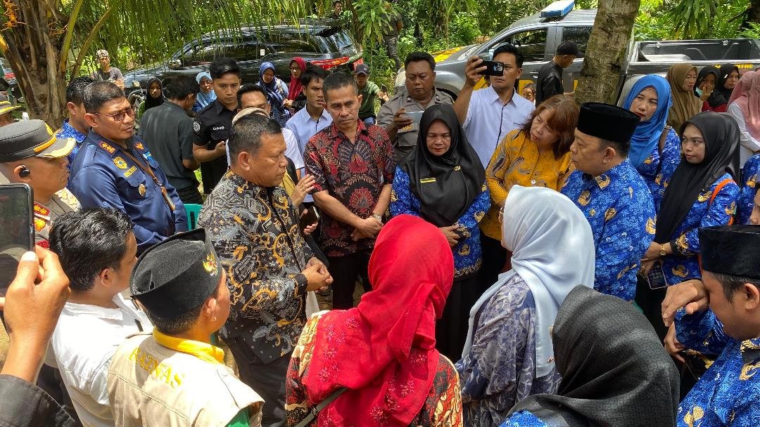 Kepala BKKBN Bengkulu, Zamhari bersama pejabat Pemkab Seluma mendatangi rumah balita penderita cacingan. (Foto HB/IDS)