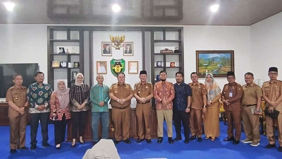 BPK Periksa Pemkab Bengkulu Selatan Bupati Bengkulu Selatan, Rifai Tajudin dan kepala OPD setempat menerima Tim BPK Perwakilan Bengkulu untuk melakukan pemeriksaan penggunaan keuangan negara.(Foto/Ist)