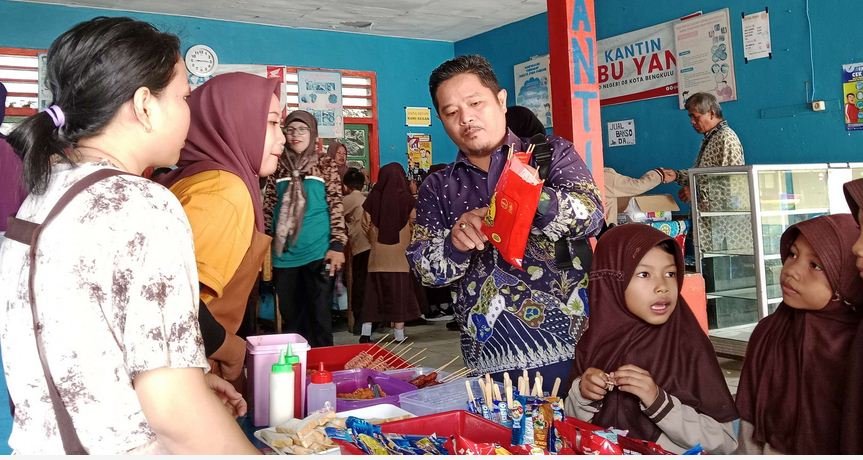 Tim BPOM Bengkulu melakukan pengawasan program pangan jajanan anak sekolah di beberapa sekolah di Kota Bengkulu untuk memastikan aman dikonsumsi.(Foto/Ist)