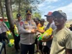 Baksos Polda di Kampung Nelayan Polda Bengkulu menggelar baksi sosial dan kesehatan di kampung nelayan Pantai Zakat, Kota Bengkulu dan sekaligus bagi sembako.(Foto/Ist)