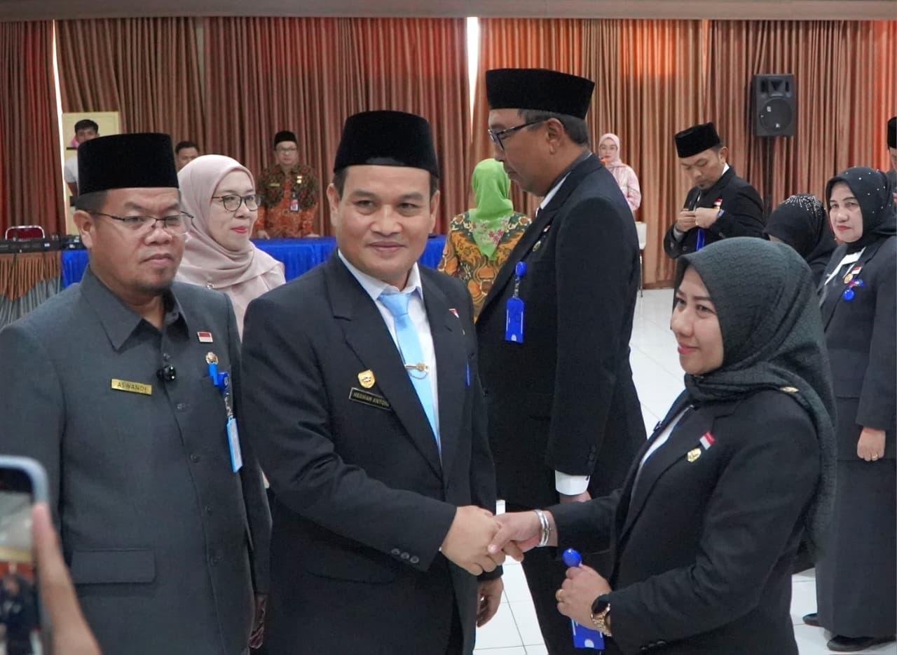 Sekdaprov Bengkulu, Herwan Antoni dan dampingi Plt Kepala BPSDM Bengkulu, Aswandi (kiri) menyelami peserta Pelatihan Kepemimpinan Administrator (PKA) Angkatan XII Tahun Anggaran 2025 di Aulah BPSDM Bengkulu, Jumat 26 September 2025.(Foto/Ist)