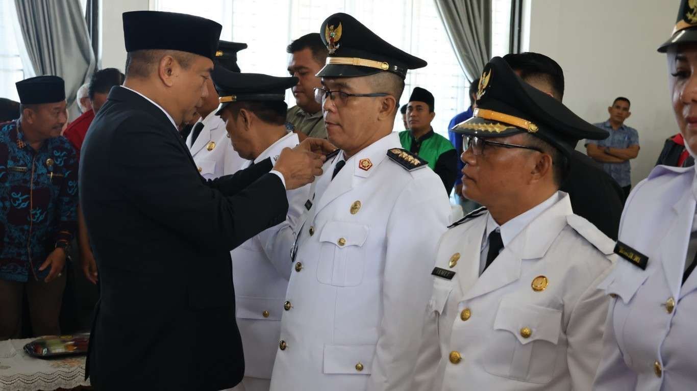 Bupati Bengkulu Tengah Rachmat Riyanto melantik sejumlah Camat dan pejabat eselon III dilingkup pemkab setempat dalam mutasi perdana setelah dilantik menjadi bupati lebih kurang 6 bulan.(Foto/Ist)