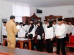Bupati Kaur Lantik Tenaga Rujukan dan Miskin Bupati Kaur, Gusril Pausi melantik sebanyak 30 tenaga sosial sistem layanan dan rujukan terpadu (SLRT) Kabupaten Kaur.(Foto/Ist)