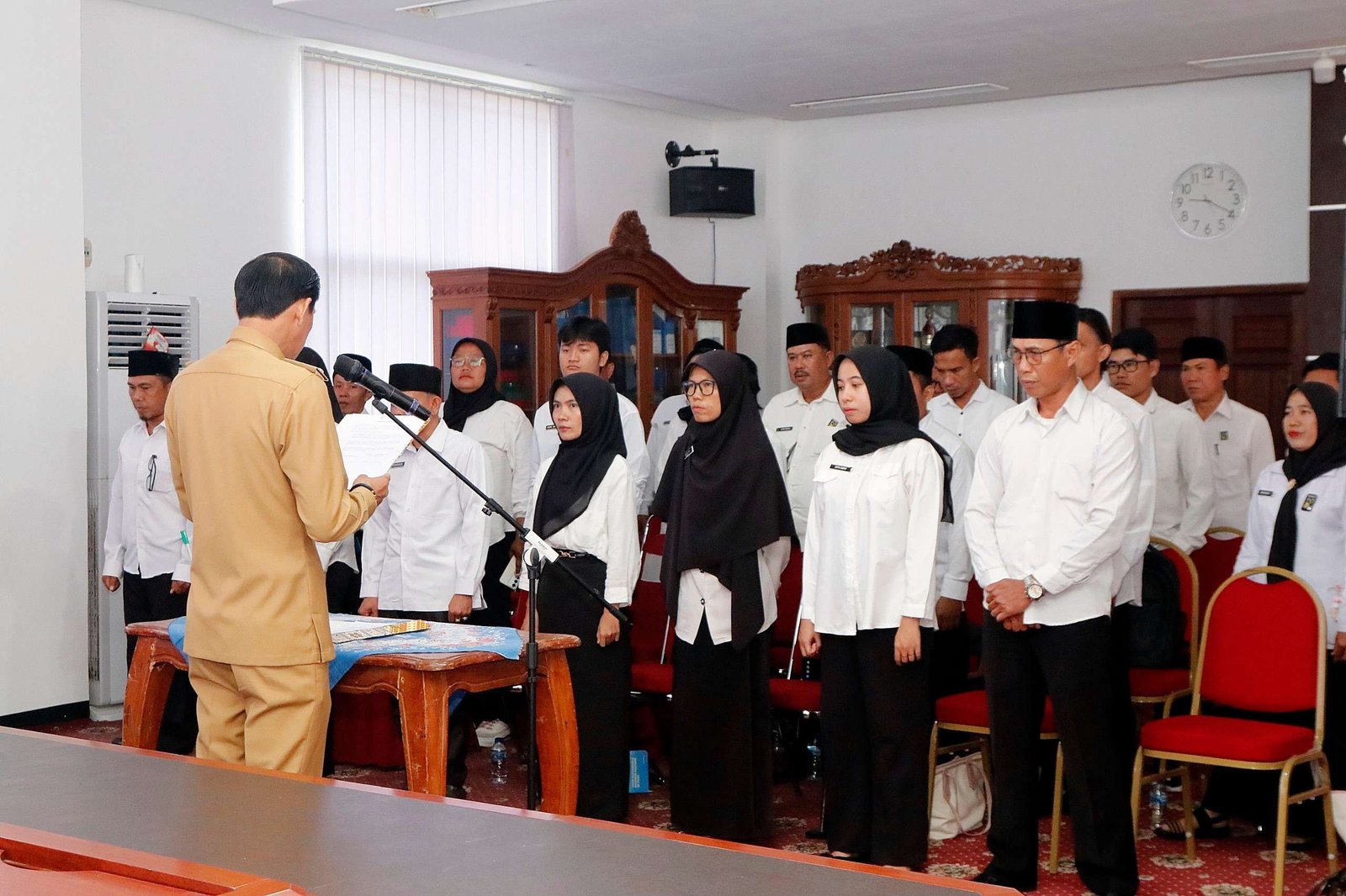 Bupati Kaur, Gusril Pausi melantik sebanyak 30 tenaga sosial sistem layanan dan rujukan terpadu (SLRT) Kabupaten Kaur.(Foto/Ist)