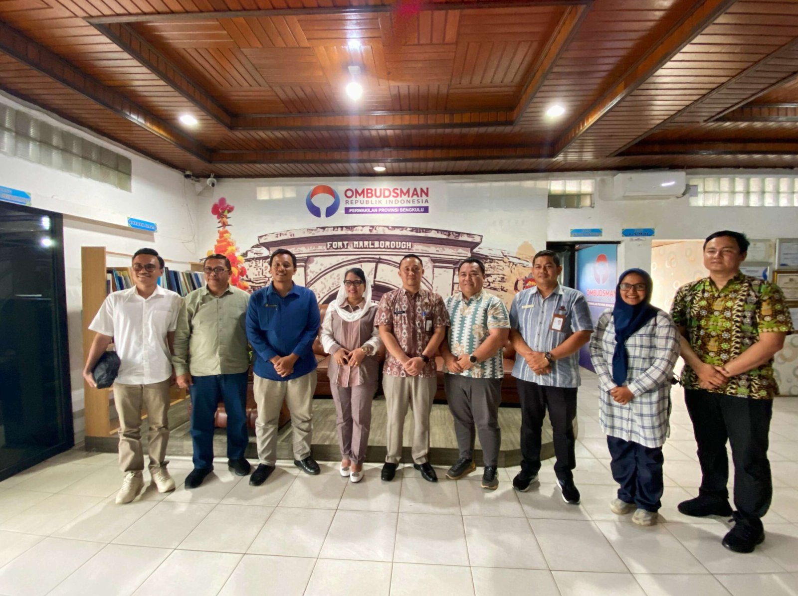 DPD Destita Ombudsman Anggota DPD-RI, Destita (kerundung putih) saat mendatangi kantor Ombudsman Bengkulu terkait kasus SPMB di SMAN 5 Kota Bengkulu.(Foto/Ist)