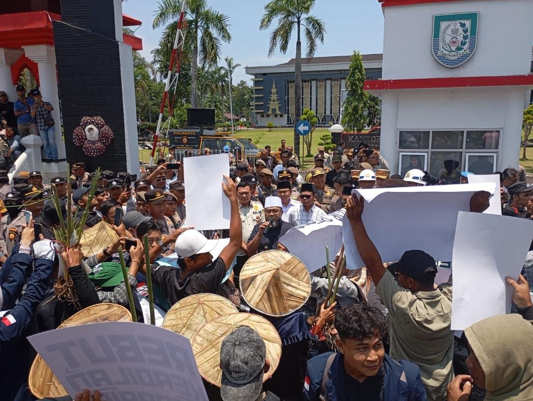 Gubernur Bengkulu, Helmi Hasan menerima para demo memperingati Hari Tani Nasional (HTN) tahun 2025 di kantor Pemprov Bengkulu dan menuntut laksanakan reformasi Agraria dan kembalikan tanah rakyat di rampas pengusaha.(Foto/Ist)