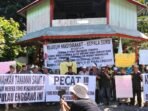 Demo Tolak Sawit di Enggano Para kepala suku di Kecamatan Enggano, Bengkulu Utara menggelar aksi demo menolak tanaman kelapa sawit di wilayah ini karena mengancam kerusakan lingkungan dan krisis air di pulau terluar ini kedepan.(Foto/Aman)