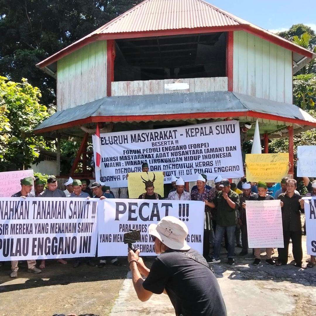 Demo Tolak Sawit di Enggano Para kepala suku di Kecamatan Enggano, Bengkulu Utara menggelar aksi demo menolak tanaman kelapa sawit di wilayah ini karena mengancam kerusakan lingkungan dan krisis air di pulau terluar ini kedepan.(Foto/Aman)