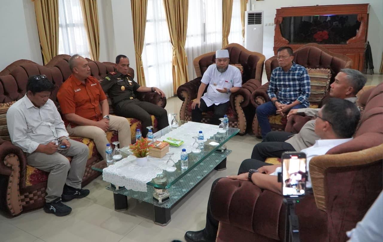 Forkopimda dan Ketrua DPRD Rapat Alur Pulau Baai Gubernur Bengkulu, Helmi Hasan menggelar rapat koordinasi dengan Forkopimda Bengkulu,dan Ketua DPRD dan PT Pelondo di ruang VIV Bandara Fatmawati Soekarno terkait pengerukan alur pelabuhan Pulau Baai tidak kunjung selesai oleh Pelindo. (Foto/Ist)