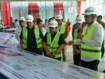 Gubernur Saksikan Maket Terminal Bandara Bengkulu Gubernur Bengkulu, Helmi Hasan didampingi Wagub Mian ketika menyaksikan dimulainya pembangunan terminal Bandara Fatmawati Soekarno tahap I senilai Rp 64,2 miliar, Selasa 23 September 2025.(Foto/Ist)