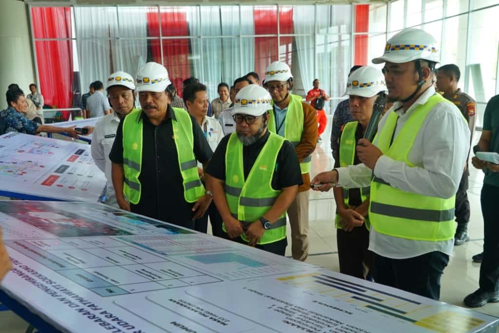 Gubernur Bengkulu, Helmi Hasan didampingi Wagub Mian ketika menyaksikan dimulainya pembangunan terminal Bandara Fatmawati Soekarno tahap I senilai Rp 64,2 miliar, Selasa 23 September 2025.(Foto/Ist)