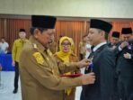 IMG-20250922-WA0075 Wagub Bengkulu,Mian menyematkan tanda peserta pelatihan kepemimpinan administrator(PKA) Angkatan XI Tahun 2025, di Aulah Badan dan Pengembangan Sumber Daya Manusia (BPSDM) Provinsi Bengkulu, Senin 22 September 2025.(Foto/Ist)