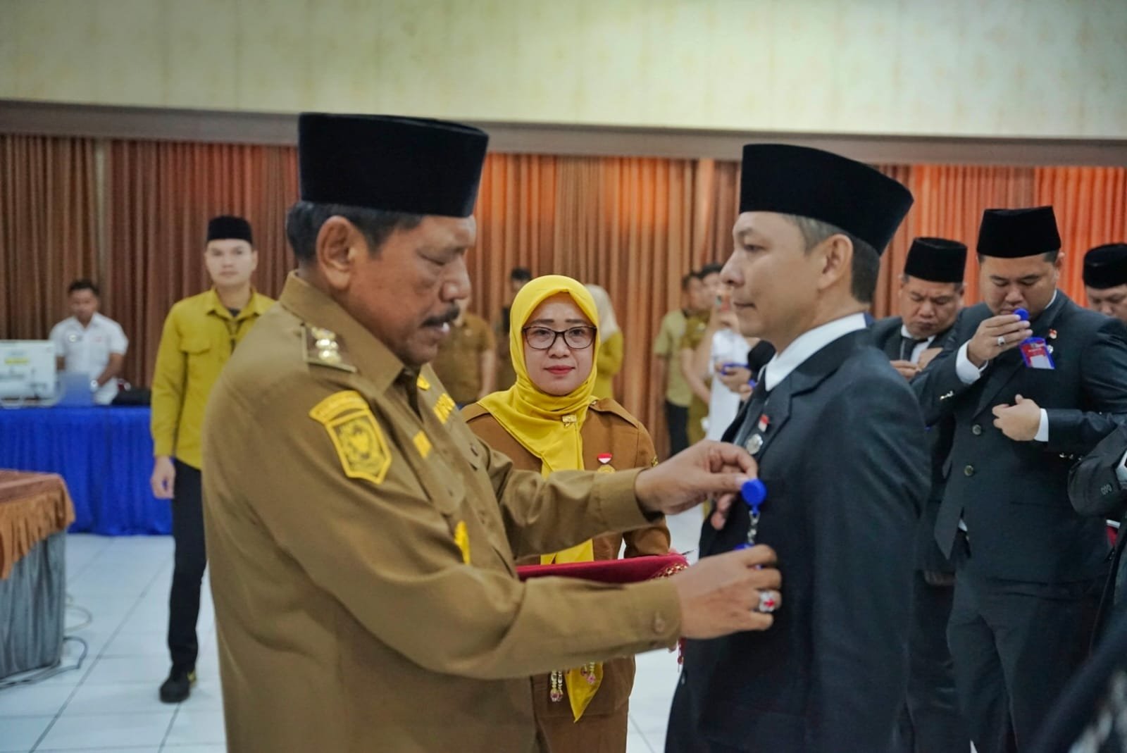 Wagub Bengkulu,Mian menyematkan tanda peserta pelatihan kepemimpinan administrator(PKA) Angkatan XI Tahun 2025, di Aulah Badan dan Pengembangan Sumber Daya Manusia (BPSDM) Provinsi Bengkulu, Senin 22 September 2025.(Foto/Ist)