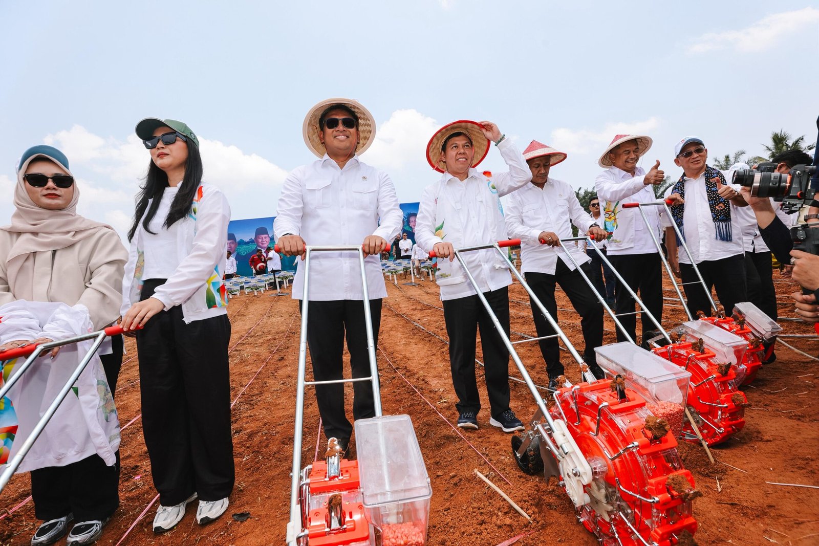 DPD-RI Peduli Ketahanan Pangan melaksanakan program penanaman jagung di Talang Aling, Kecamatan Talang Empat, Bengkulu Tengah.(Foto/Ist)