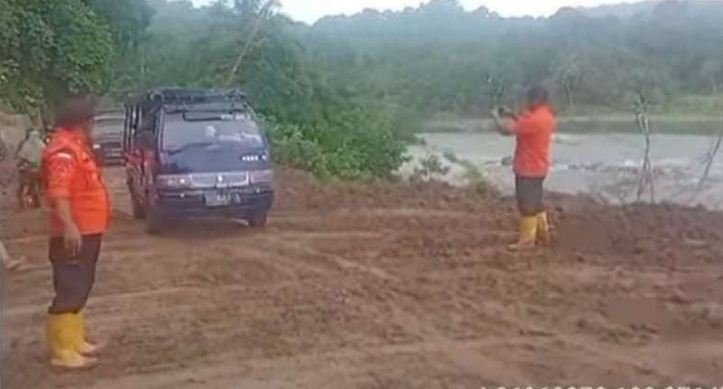 Jalan Manna-Pagar Alam Krembali Normal Ruas jalan Bengkulu Selatan-Pagar Alam, Sumsel yang sempat putus akibat badan jalan tertimbunan tanah longsor, saat ini sudah terbuka dan bisa dilalui kendaraan roda dua dan empat, setelah timbunan material longsor berhasil disingkirkan BPBD setempat dan BPJN Bengkulu.(Foto/Ist)