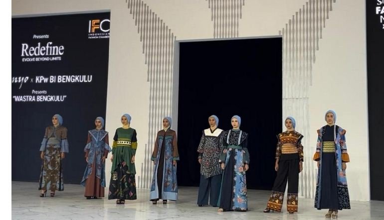 KPw BI Bengkulu Distra KPwBI Bengkulu mengandeng desainer Wigyo pada ajang Fashion Nation Senayan City x Indonesian Fashion Chamber (IFC), di Jakarta.(Foto/Humas BI Bengkulu)