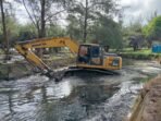 Keruk Sungai Pantai Panjang Dinas PUPR Kota Bengkulu melakukan pengerukan lumpur, sampah dan pasir di dasar sungai yang berada di sekitar Pantai Panjang sebagai upaya mengatasi banjir musiman di kawasan tersebut.(Foto/Ist)