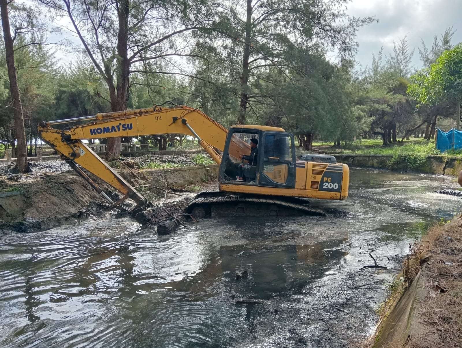 Keruk Sungai Pantai Panjang Dinas PUPR Kota Bengkulu melakukan pengerukan lumpur, sampah dan pasir di dasar sungai yang berada di sekitar Pantai Panjang sebagai upaya mengatasi banjir musiman di kawasan tersebut.(Foto/Ist)