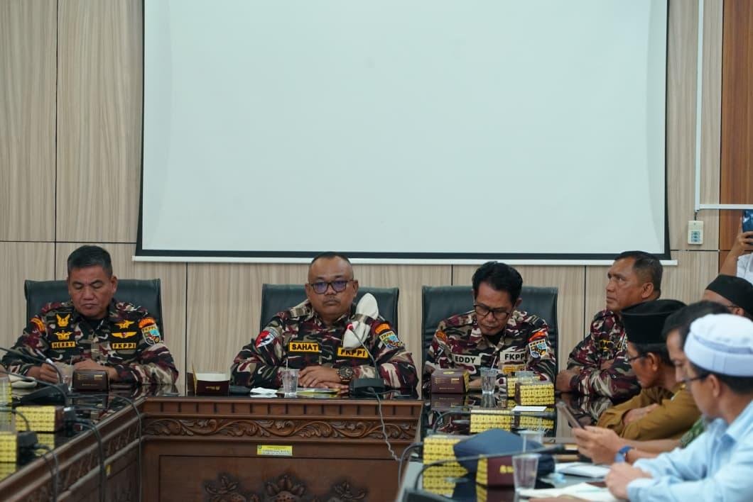 Ketua FKPPI Bengkulu Ketua dan pengurus FKPPI Bengkulu, Sahat Sitomorang ketika bersilaturahmi dengan Gubernur Bengkulu, Helmi Hasan di Pemprov Bengkulu, Seni 8 September 2025.(Foto/Ist)