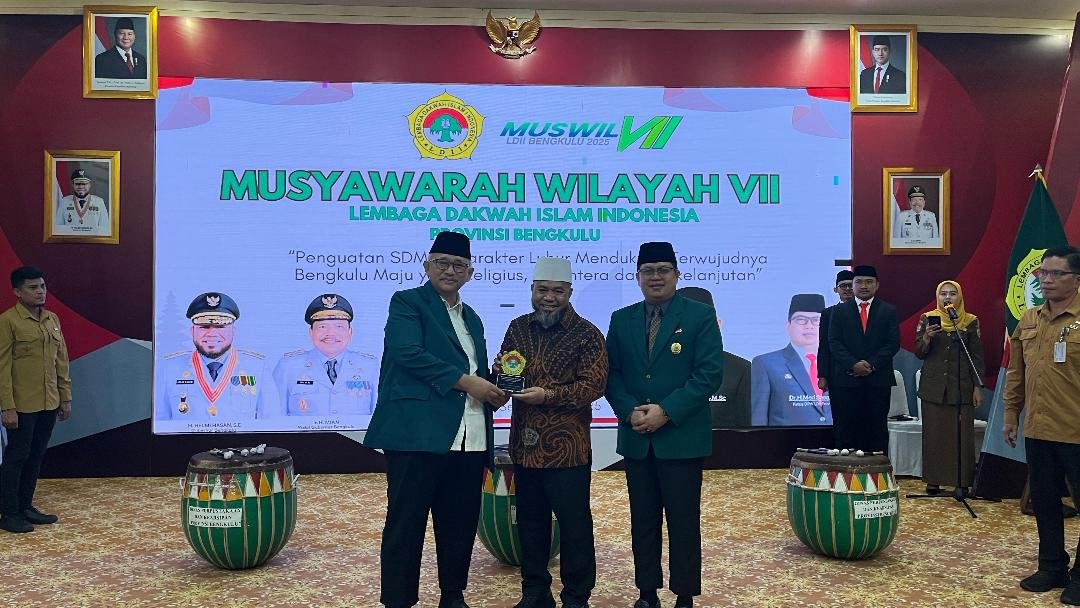 Ketua Umum DPP LDII, Chriswanto Santoso (kanan) menerima cindra mata dari Gubernur Bengkulu, Helmi Hasan (pecio putih) didimpingi Ketua DPW LDII Bengkulu, Meri Sasdi Jantan, usai membuka Muswil VII di Balai Raya Semarak Bengkulu, Senin 15 September 2024.(Foto/Ist)