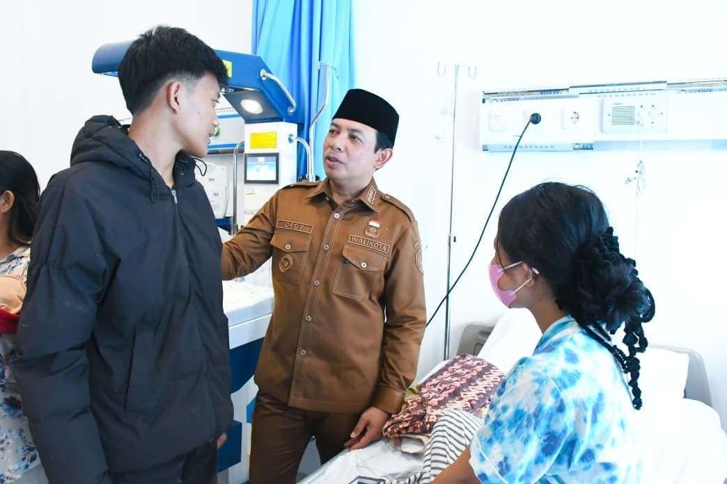 Wali Kota Bengkulu, Dedy Wahyudi melakukan peninjauan ruang pelayanan UGD di Rumah Sakit Toni Galo usai meresmikan empat unit bangunan gedung baru untuk meningkatkan pelayanan kesehatan masyarakat di wilayah ini.(Foto/Ist)