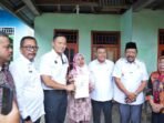 Menko AHY Bengkulu Sertifikat Menko Agus Harimurti Yudhoyono (AHY) menyerahkan sertifikat tanah kepada salah seorang warga Kota Bengkulu, Selasa 16 September 2025.(Foto/Ist)
